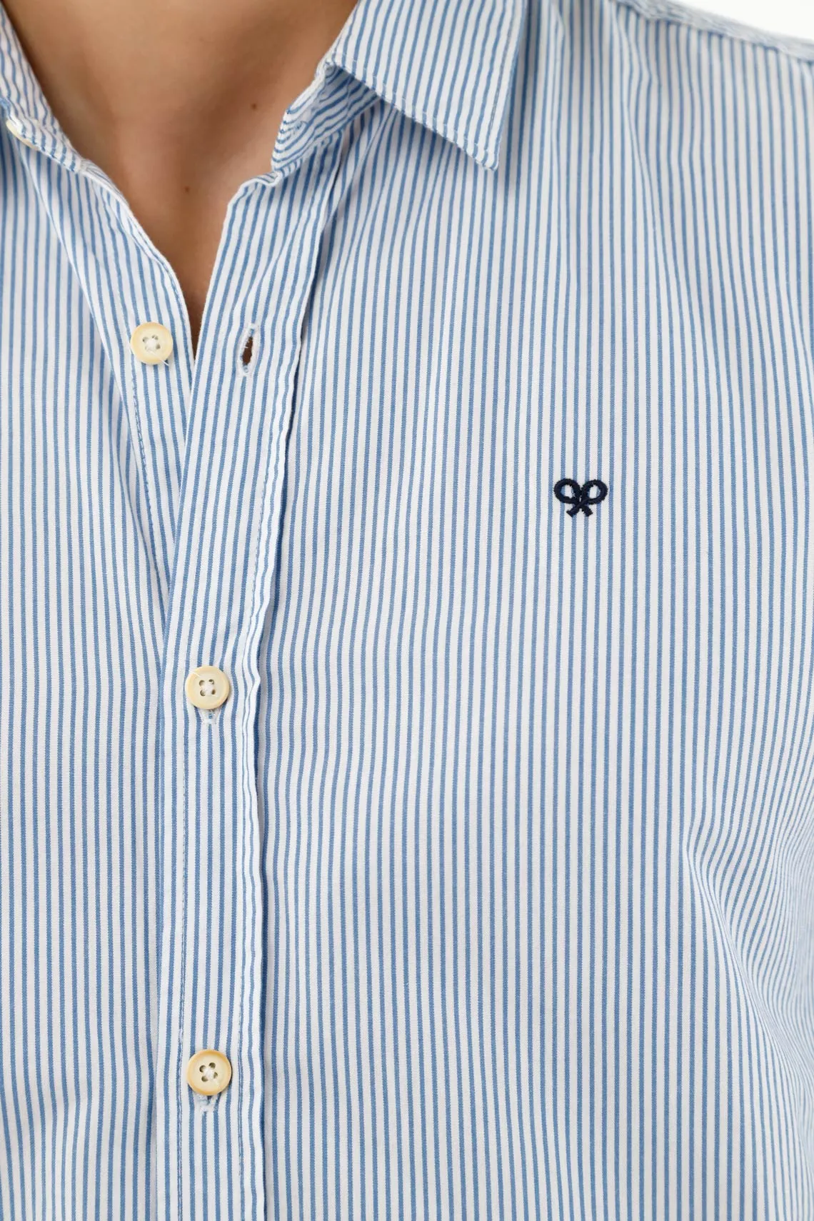 Camisa con diseño a rayas azul para hombre